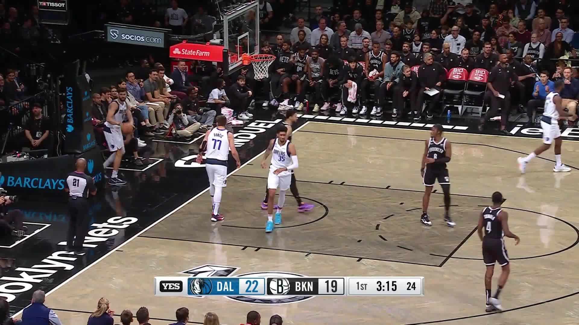 Highlight ベン シモンズがドライブインし レイアップをエアボールする Online Nba